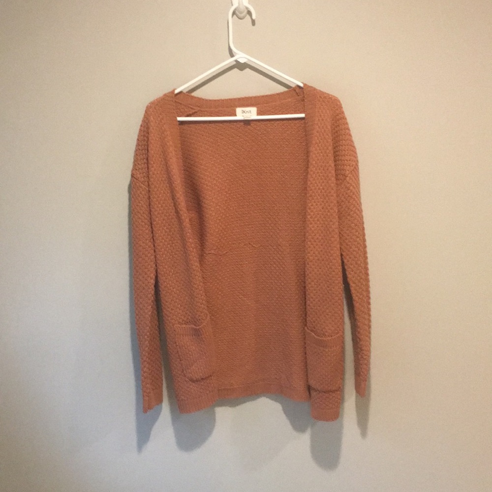 Hi! selling this because it’s just not my style 😁